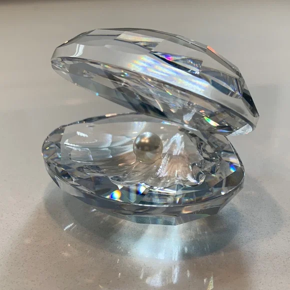 Swarovski Oyster shell with Pearl Accent - Picture 3 of 17